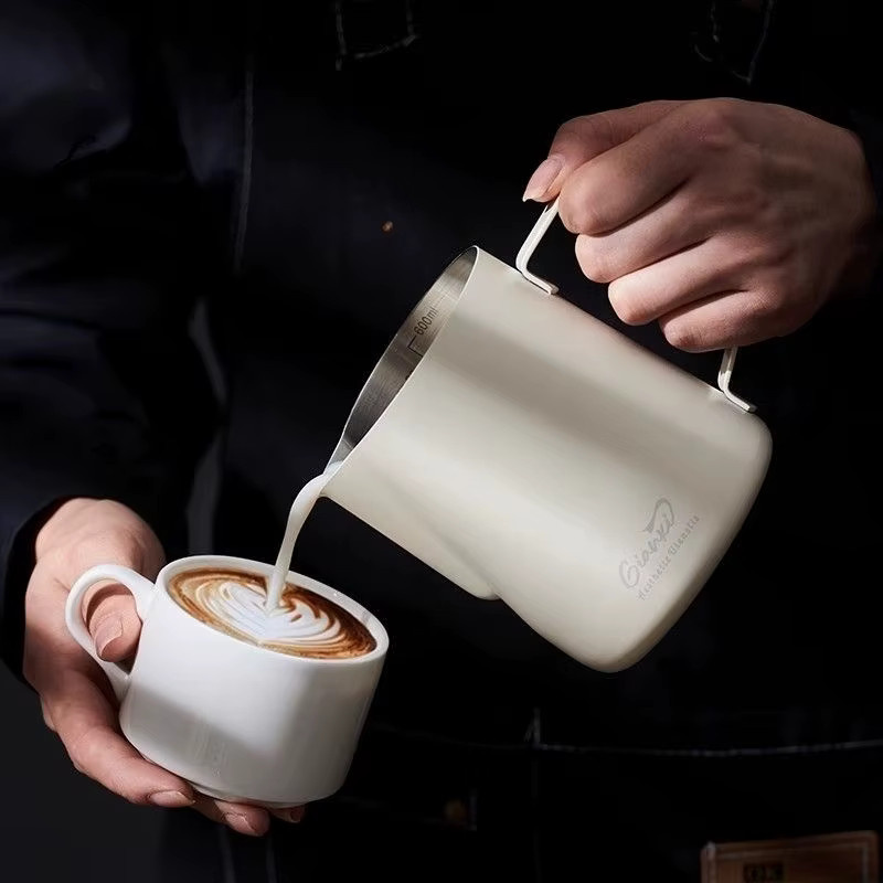 GIANXI Milchaufschäumer aus Edelstahl in Weiß, 600 ml Milchkännchen für Kaffee und Tee - Bild 2