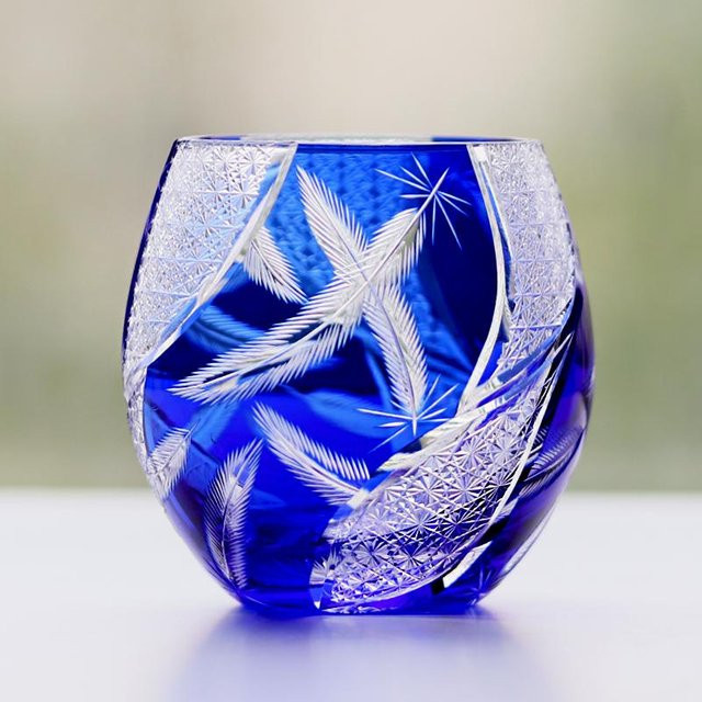Handgeschnitztes japanisches Whiskeyglas aus Kristall von Yiran Furniture mit violetter Federn-Überlagerung, Tumbler, 330 ml - Bild 1