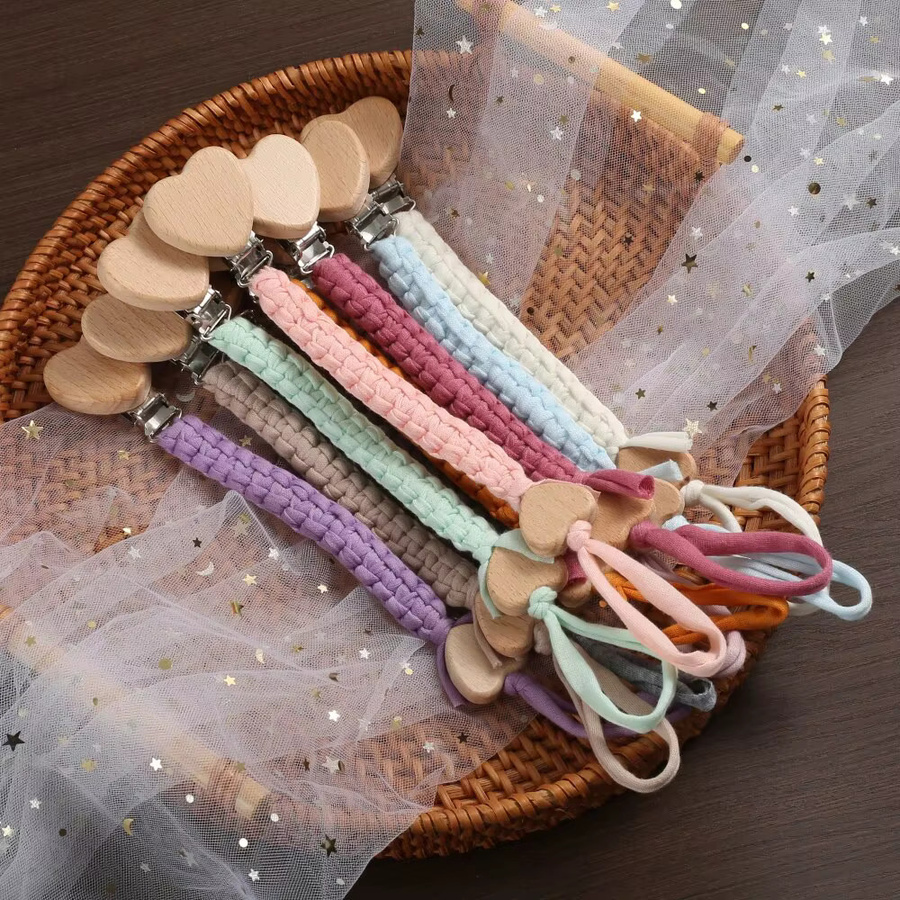 Schnuller Kette aus Buche Holz mit Herz Anhänger und Beißring in Multicolour für Baby Zubehör - Bild 3
