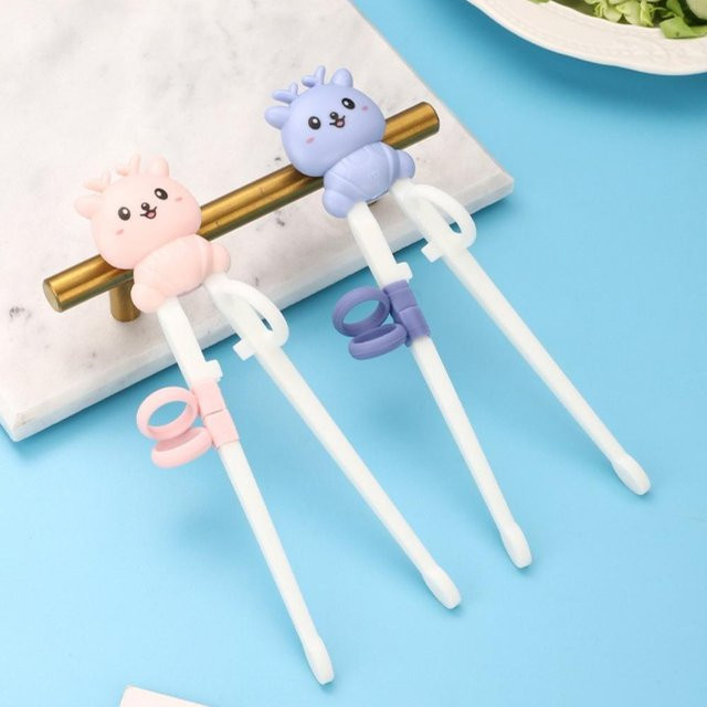 A Family Of Home Textiles Essstäbchen für Kinder 2er-Set mit Korrekturringen in Pink, ergonomisch und wiederverwendbar aus Polypropylen - Bild 1