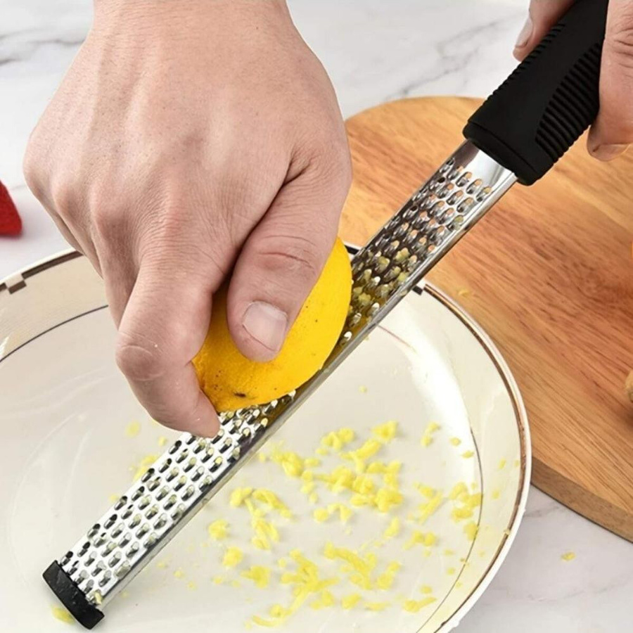 Multifunktionale Käsereibe aus Edelstahl als Handgehaltener Schneider und Hobel für Zitronen, Schokolade und Gemüse - Bild 2