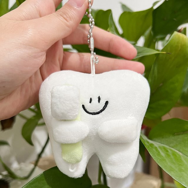 YOUYA DENTAL Zahnbürsten Anhänger in Zahnform als hängende Dekoration für Kinder in Weiß - Bild 1