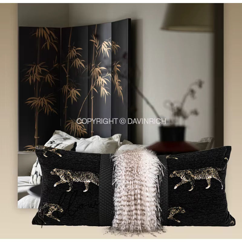 DAVINRICH Lendenkissenbezug Panthera Jacquard in Gold und Schwarz mit Chenille und Kunstfell-Dekor - Bild 2