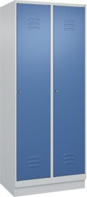 C+P Spind Classic PLUS Garderobenschrank mit Sockel, 2 Abteile, Stahlkonstruktion, Zylinderschloss, 4 Garderobenhaken und mittiger Trennwand, H x B x T: 195 x 80 x 50 cm - Bild 1