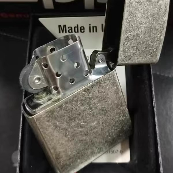 Zippo Gedenkfeuerzeug Saddam Hussein Antik-Design in Silber mit Box - Bild 3