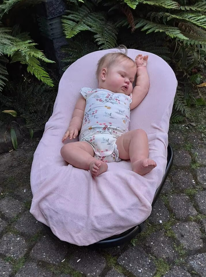 NPK Lebensechte schlafende Babypuppe für Mädchen, 24 Zoll wiedergeborenes Kleinkind mit weichem Stoffkörper und handgewurzelten Haaren, Weiß/Mehrfarbig - Bild 3