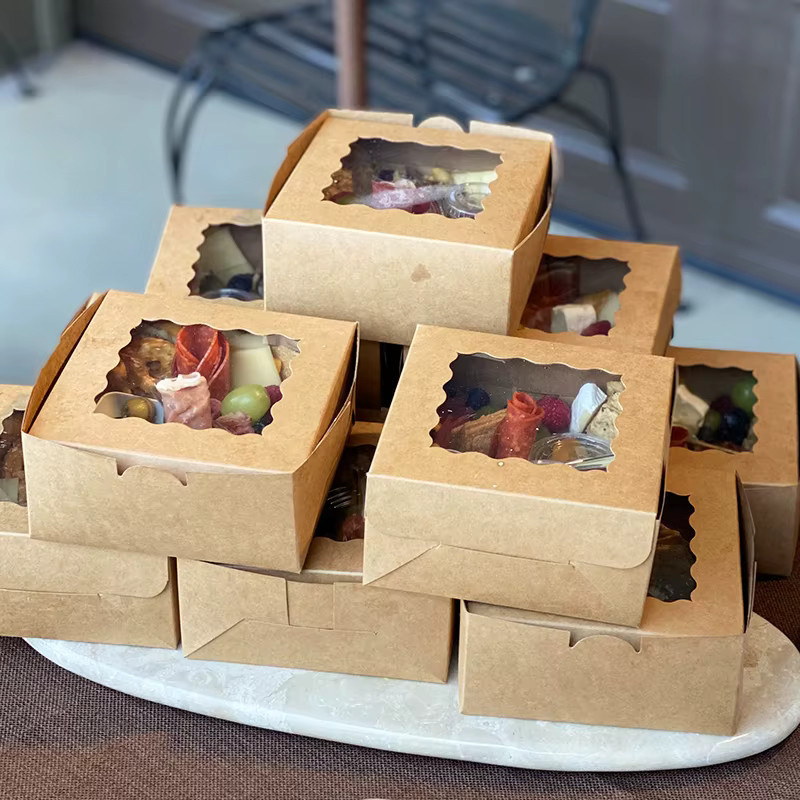 5 Stück quadratische Geschenkboxen von ZQCXLD aus braunem Kraftpapier mit transparentem Fenster für Hochzeit, Geburtstag und Party - Bild 2