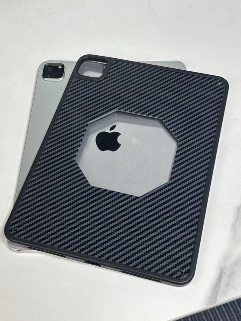 Kohlefaser Hülle für Apple iPad Pro, Air und Mini in Schwarz als Hartschalen Rückseite - Bild 1