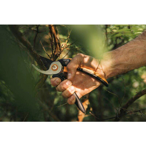 Fiskars Solid Bypass-Gartenschere P341 mit ergonomischem Griff in Schwarz-Orange - Bild 3