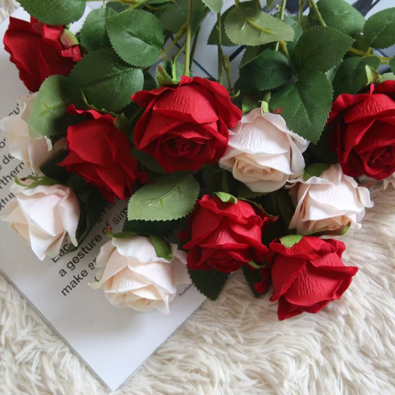 XIAOYINMO Künstliche Seidenrosen für Dekoration, Valentinstag und Hochzeit, 2 oder 4 Stück - Bild 1