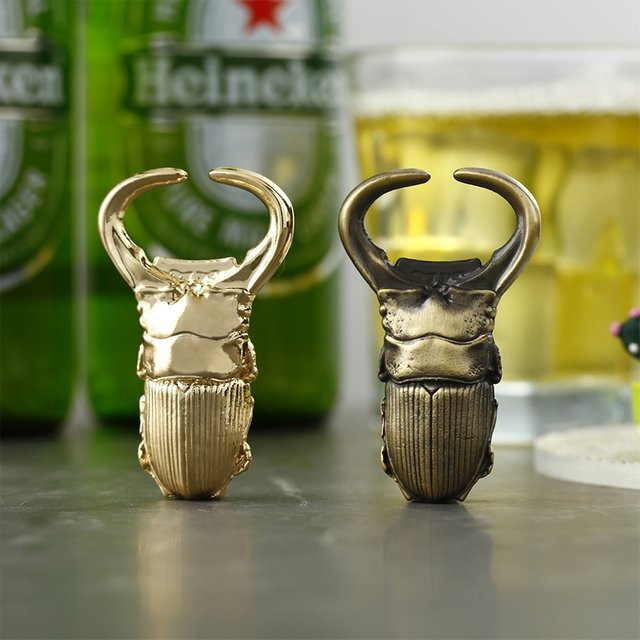 Kreativer Flaschenöffner in Käfer-Optik aus Metall in Gold für Bier und Wein - Bild 1