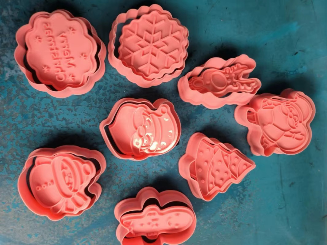 8er Set Weihnachtliche Cookie Cutter mit Cartoon Motiven aus Kunststoff für Gebäck und Süßwaren - Bild 2
