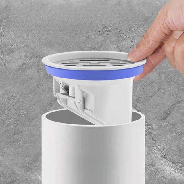 Weißer WC-Flanschring mit automatischer Schließfunktion als geruchsabweisende Anti-Leck-Dichtung für den Bodenauslass im Badezimmer - Bild 1