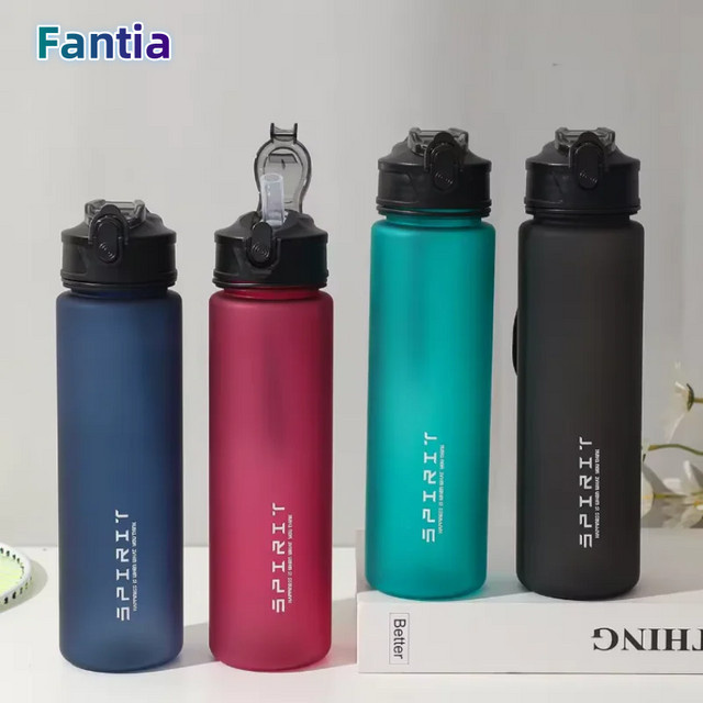 Fantia Sportwasserflasche in Blau mit Strohhalm und Trageschlaufe, 750 ml auslaufsicherer BPA-freier Trinkbecher für Fitness und Camping - Bild 1