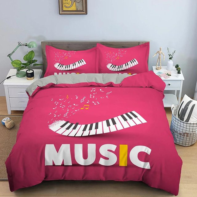Bettwäsche Set Your Warm Home mit Klaviertasten und Noten Motiv in Pink, bestehend aus 1x Bettbezug und 2x Kissenbezügen, B/H: 140 x 210 cm, Kissen: 50 x 70 cm - Bild 1