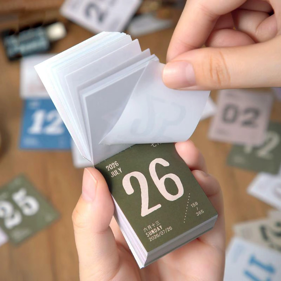 2026 Mini-Tageskalender zum Abreißen in Rot als Schreibtischplaner für Zuhause, Schule und Reisen - Bild 1