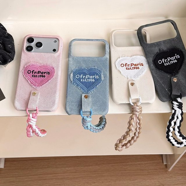 Cowboy Love PU-Leder-Handyhülle mit Handschlaufe für iPhone 17, 16, 15, 14, 13, 12 (Pro, Pro Max, Air) in Weiß - Bild 1