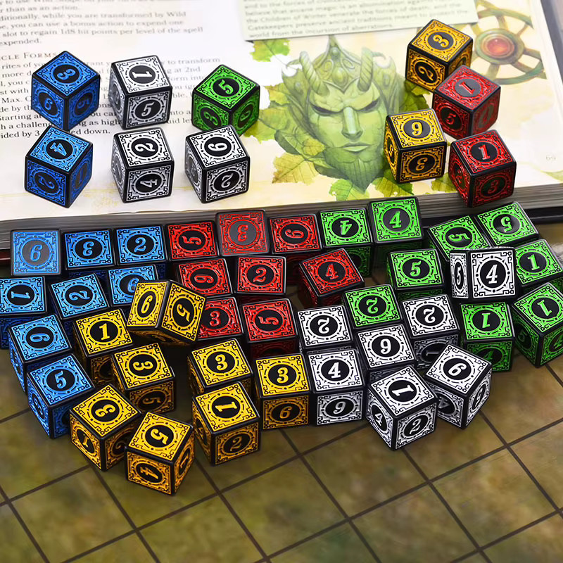 Acryl-Würfelset D6 mit Gravurmuster, 50-teiliges Set, Dungeons and Dragons, mehrfarbig - Bild 3