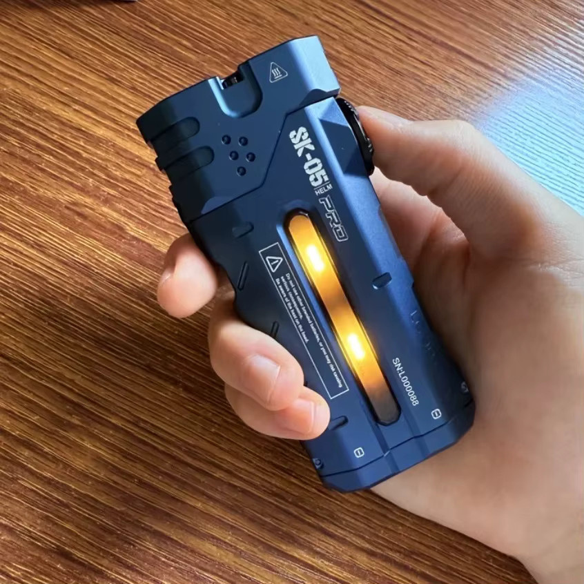 Nitecore LED-Taschenlampe mit 4360 Lumen, flaches Design mit Seitenlicht und Flutlicht, inklusive 8000 mAh Power Bank, Farbe: Blau - Bild 3