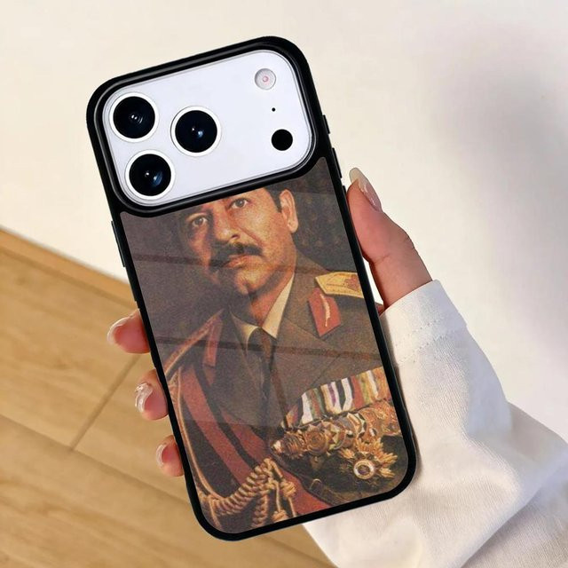 Weiche Handyhülle mit Saddam Hussein Irak Arabisch Motiv für Apple iPhone 17 Air 16 Pro Max 15 Pro Max 14 13 12 11 Mini in Multicolor - Bild 1