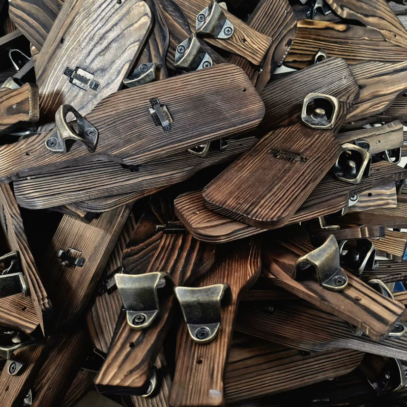 Vintage Wandmontierter Flaschenöffner aus Holz in Schwarz und Braun - Bild 3