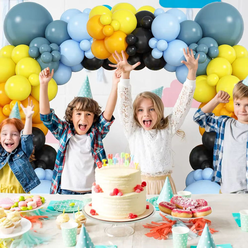 Mehrfarbige Ballon-Girlande in Blau, Gelb, Schwarz und Grau als Party-Dekoration für Kindergeburtstage oder Gender Reveal Partys - Bild 2