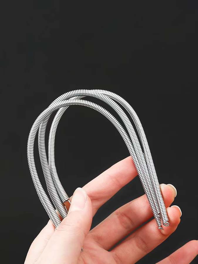 Multifunktionales Seilfädelwerkzeug aus Metall in Silber zum Einfädeln von Gummibändern, Kleidung und Spitzen - Bild 3