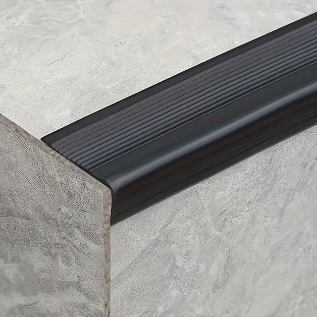 Anti-Rutsch-Treppenkantenprotektor aus PVC in Grau, 200 cm Länge - Bild 1