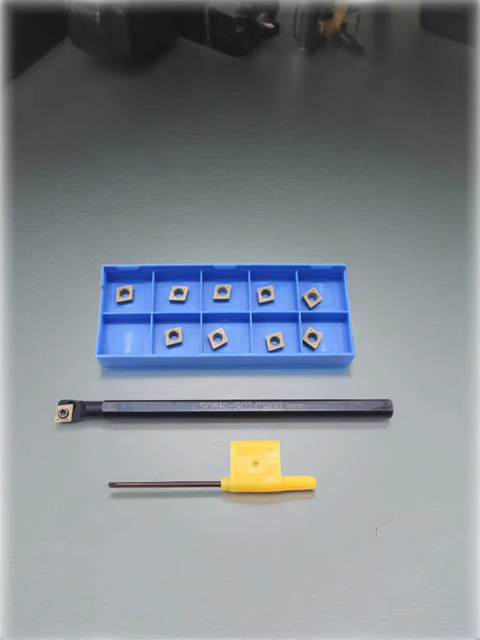 Drehwerkzeug-Set für die Drehmaschine: S08K-SCLCR06 Bohrstange mit 8 mm Durchmesser, 10 CCMT060204-HM-Einsätzen und T8-Schraubenschlüssel für Halbschlichten und Endbearbeitung, Multicolor - Bild 3