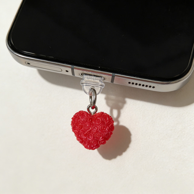 Roter Rosen-Herz-Staubschutz mit USB-C Anschluss - Bild 1