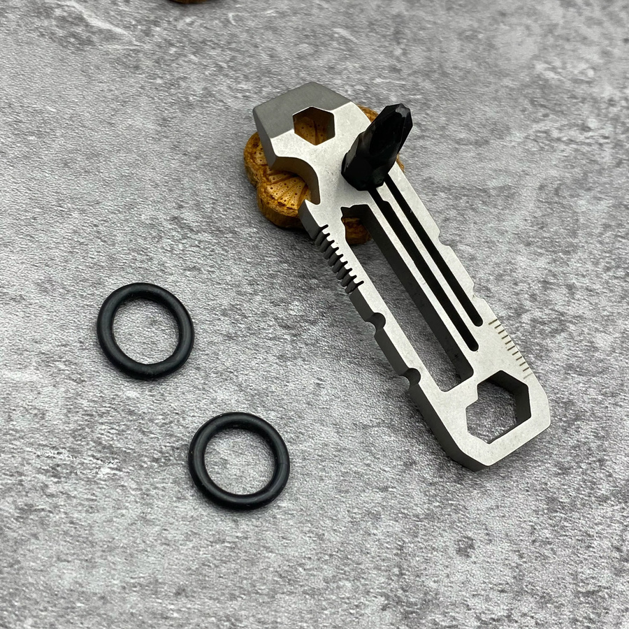 EDC Pocket Survival Tool Multifunktionswerkzeug in Silber mit Schraubendreher, Flaschenöffner und Schlüsselanhänger für Outdoor und Camping - Bild 2