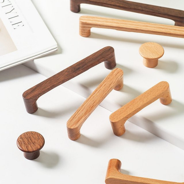 Nordischer Schrankgriff aus Holz in Braun Matt als Schranktürknauf und Möbelbeschlag für Küchenschubladen und Kleiderschränke - Bild 1