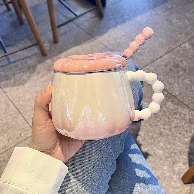 Yiran Keramiktasse mit Deckel und Löffel in Perlglanz-Optik, erhältlich in Blau und Pink, Volumen: 301-400 ml - Bild 1