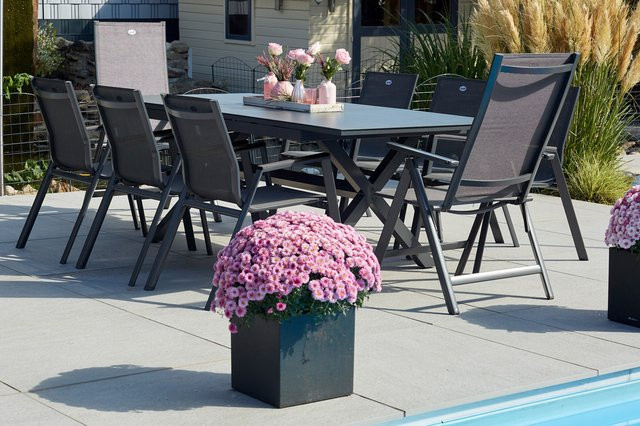 Hartman Xanadu Aruba Garten-Essgruppe aus Aluminium und Glaskeramik in Anthrazit und Schwarz mit 6 Stapelsesseln, 2 Klappstühlen und einem ausziehbaren rechteckigen Tisch - Bild 1