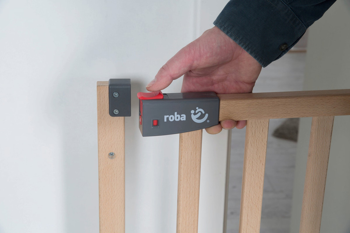 Roba Türschutzgitter Safety Up aus Holz in Braun, erweiterbar als Schwingtür für Türen und Treppen, B/H: 75,7 x 118,5 cm - Bild 2
