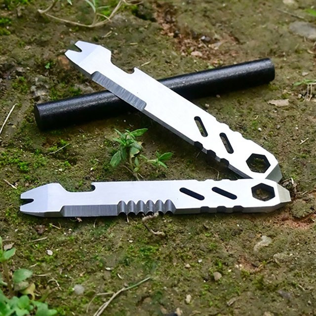 Multifunktionales Mini EDC Werkzeug aus Edelstahl in Silber mit Inbusschlüssel, Flaschenöffner und Stemmeisen für Outdoor und Fahrradreparaturen - Bild 1
