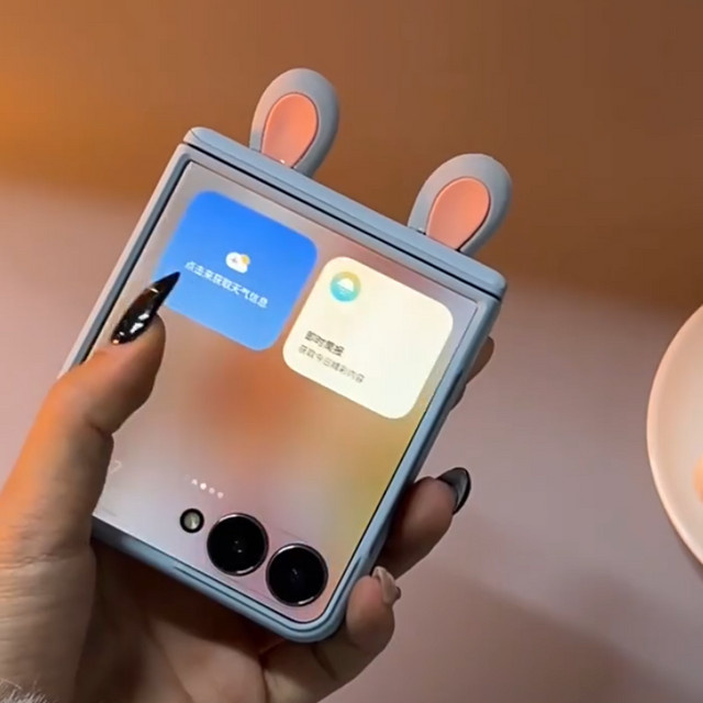 Samsung Galaxy Z Flip 7 / Flip 6 Handyhülle mit Hasenohren und magnetischem Scharnier in Blau - Bild 1