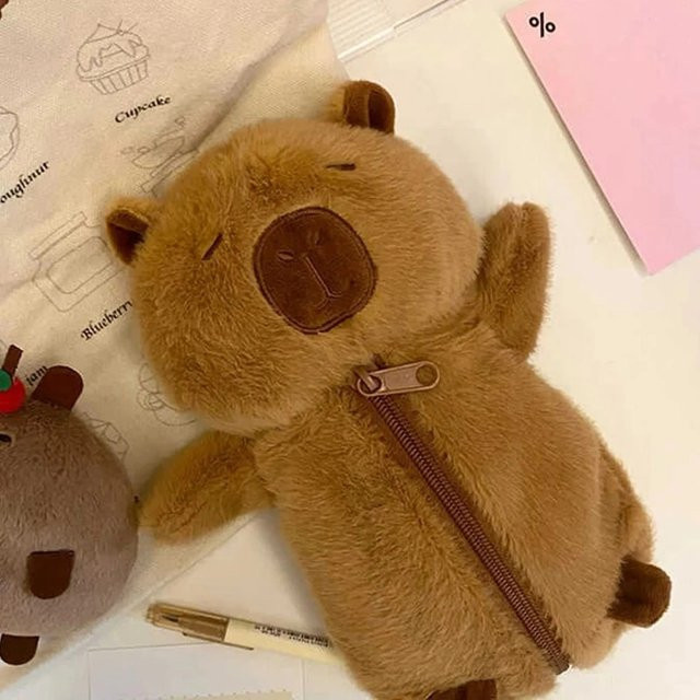 Stiftetui aus Stoff mit Capybara-Muster in Braun als multifunktionale Bleistifttasche für Schule und Büro - Bild 1