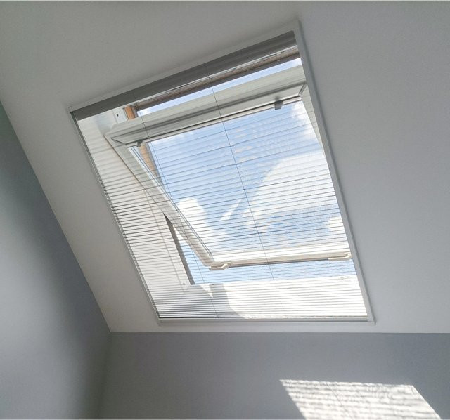 Avosdim Insektenschutzrollo Plissee für Dachfenster aus Polyester, Grau/Weiß, B: 120 cm, H: 160 cm - Bild 1