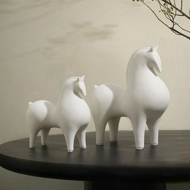 Tangma Yiran Furniture Keramikornamente Pferd in Weiß als Tischdekoration für Wohnzimmer und Büro (2er Set) - Bild 1
