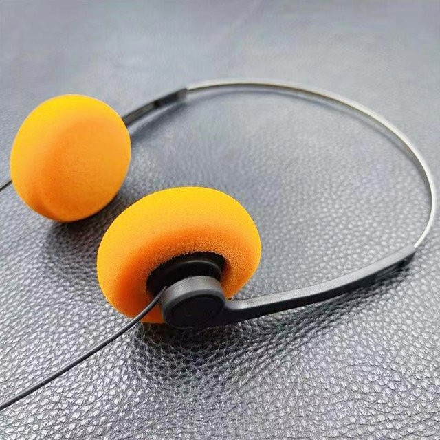 On-Ear Stereo Kopfhörer von Occkic im Retro-Vintage-Stil mit 3,5 mm Klinkenanschluss in Orange - Bild 1