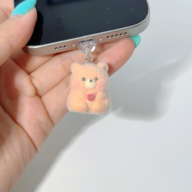 Niedriger Plüschbär Staubschutz für USB-C Ladeanschluss als Schlüsselanhänger in Pink - Bild 1