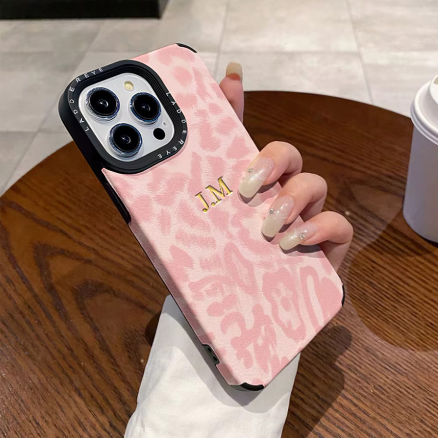 Personalisierte Lederhülle mit Leopardenmuster für dein Apple iPhone in Pink mit individuellen Initialen oder Namen - Bild 2