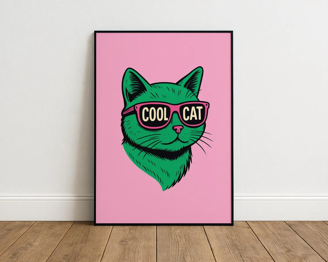 Retro Cool Cat Wanddekor von SHENCHEN - Grafische Illustration einer grünen Katze mit rosa Sonnenbrille und Typografie in rechteckiger Form - Bild 1