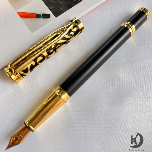 JD-139 Premium Kugelschreiber aus Metall mit graviertem Design und 4 Ersatzminen in Silber und Schwarz - Bild 1