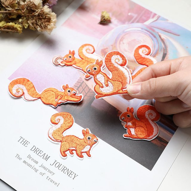 Selbstklebender Stick-Aufkleber mit Cartoon Eichhörnchen Motiv für Kleidung Taschen und Hüte als DIY Zubehör - Bild 1