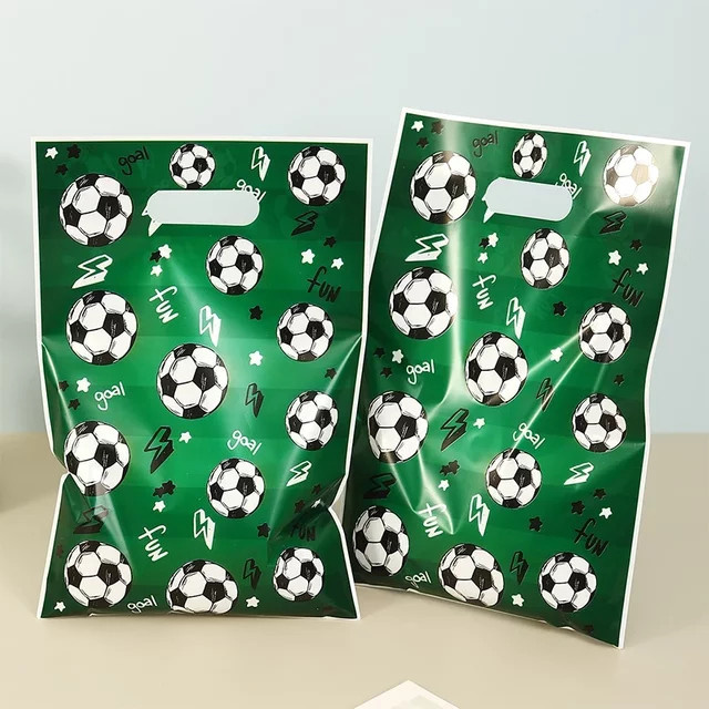 Grüne Fußball-Geschenktüten aus Kunststoff für Kindergeburtstage und Sportpartys - Bild 1