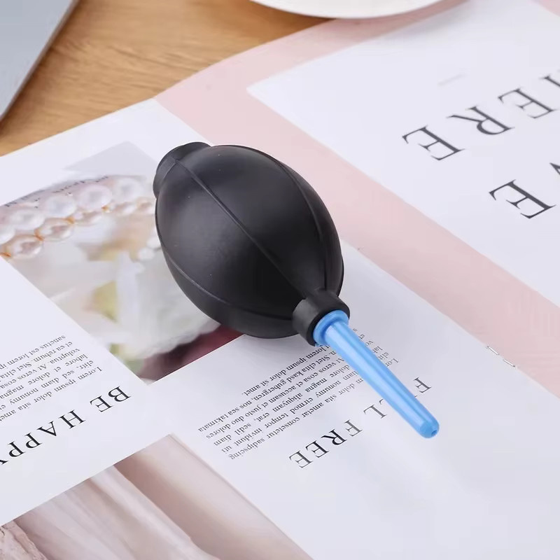 Pumpen-Staubreiniger in Schwarz als Gummiball-Luftpumpe und Staubgebläse zur Reinigung von Kameraobjektiven und Sensoren für digitale DSLR-Spiegelreflexkameras - Bild 4