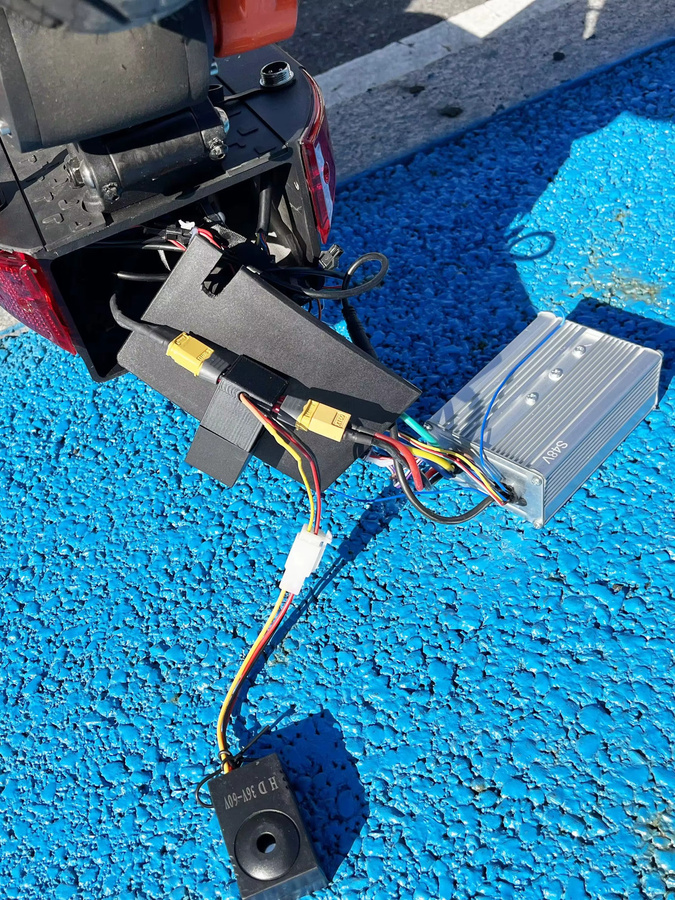 Universeller XT60 Diebstahlschutz-Alarm in Schwarz für E-Scooter wie Segway, Xiaomi und NIU (29-68V) - Bild 3