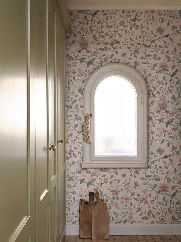 Sandberg Mural Hedda Tapete mit Blumenmuster im Scandinavian Country House Stil, Farben: Grau und Rose, Material: Vlies - Bild 3